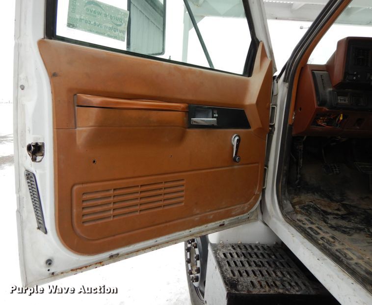 image for item DF6362 1994 GMC TopKick  bucket truck