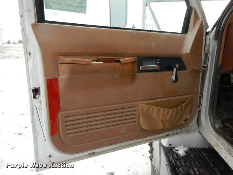 image for item DF6364 1994 GMC TopKick  bucket truck