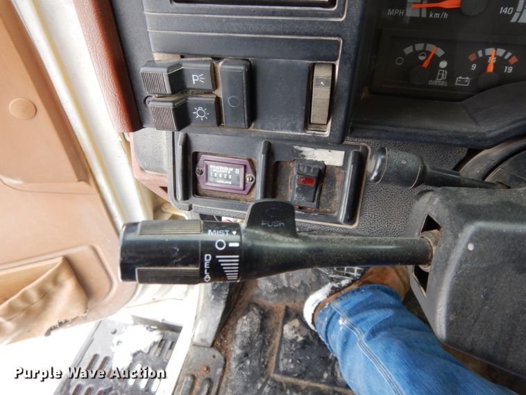 image for item DF6364 1994 GMC TopKick  bucket truck