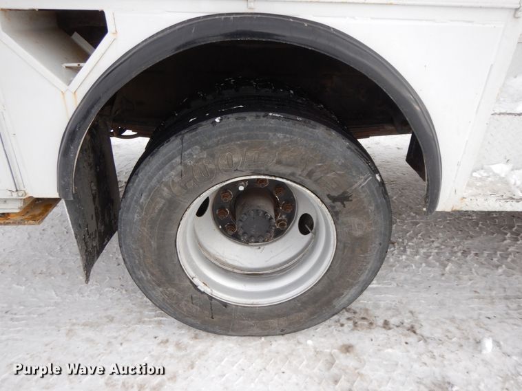 image for item DF6364 1994 GMC TopKick  bucket truck