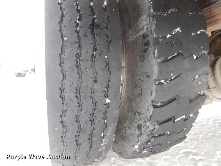 image for item DF6364 1994 GMC TopKick  bucket truck