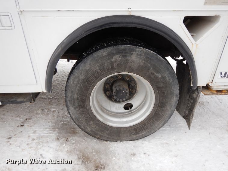 image for item DF6364 1994 GMC TopKick  bucket truck