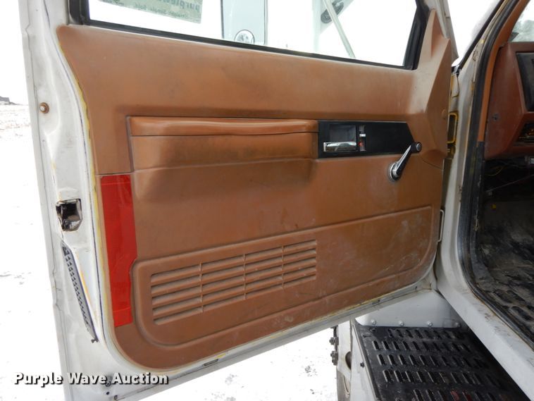 image for item DF6365 1994 GMC TopKick  bucket truck