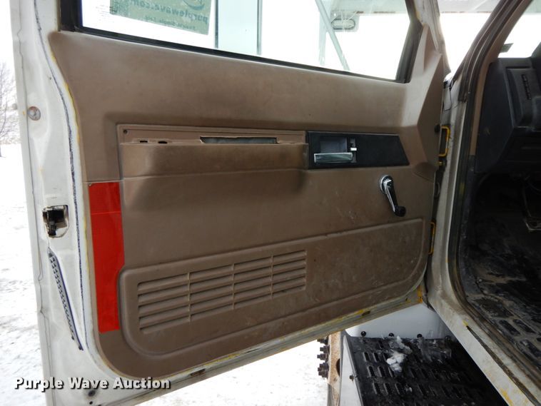 image for item DF6366 1995 GMC TopKick  bucket truck