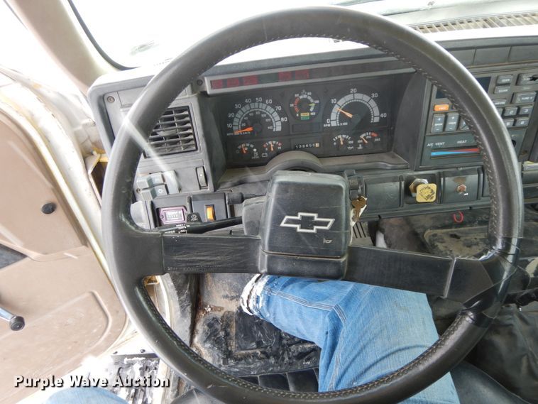 image for item DF6366 1995 GMC TopKick  bucket truck