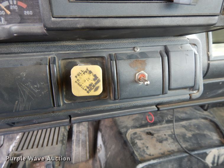 image for item DF6366 1995 GMC TopKick  bucket truck