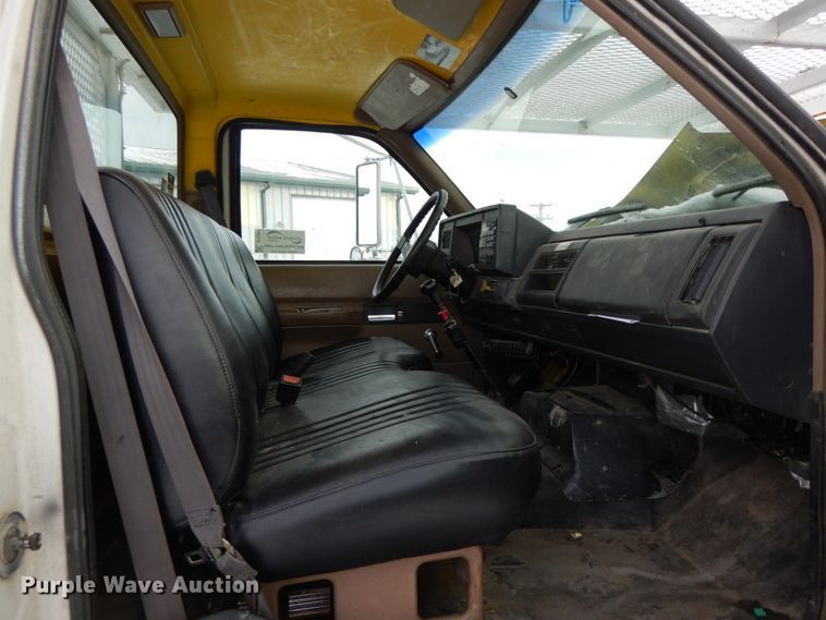 image for item DF6366 1995 GMC TopKick  bucket truck