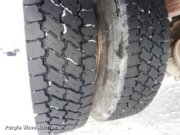 image for item DF6366 1995 GMC TopKick  bucket truck