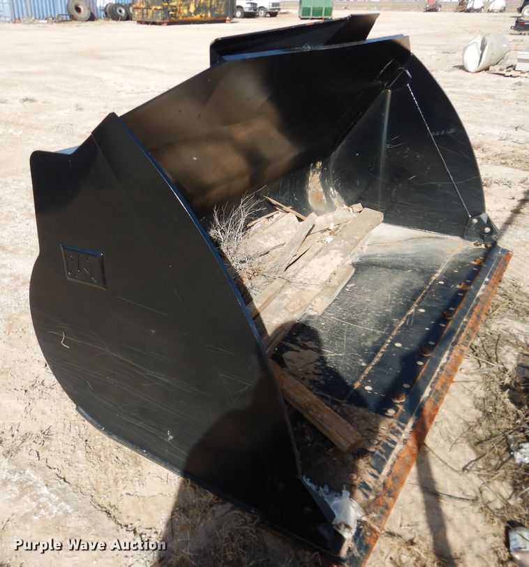 image for item DG8405 Caterpillar 106"W loader bucket
