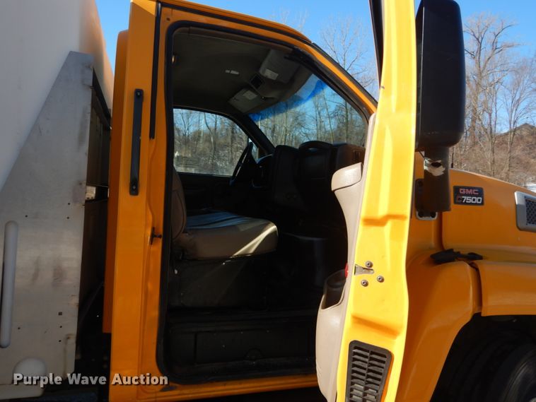 image for item DI1083 2003 GMC C7500  box truck