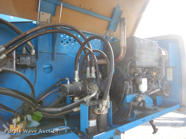 image for item DI1085 2006 Genie S-65  boom lift