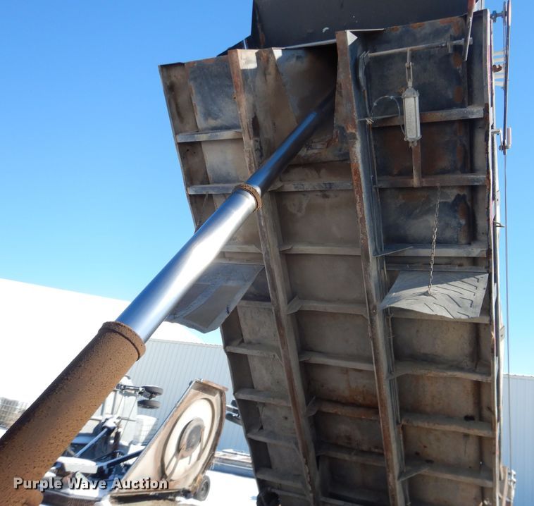 image for item DI3689 1989 Ford F900  dump truck