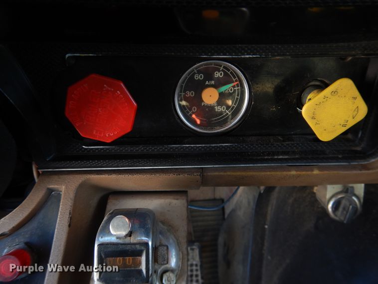 image for item DI3689 1989 Ford F900  dump truck