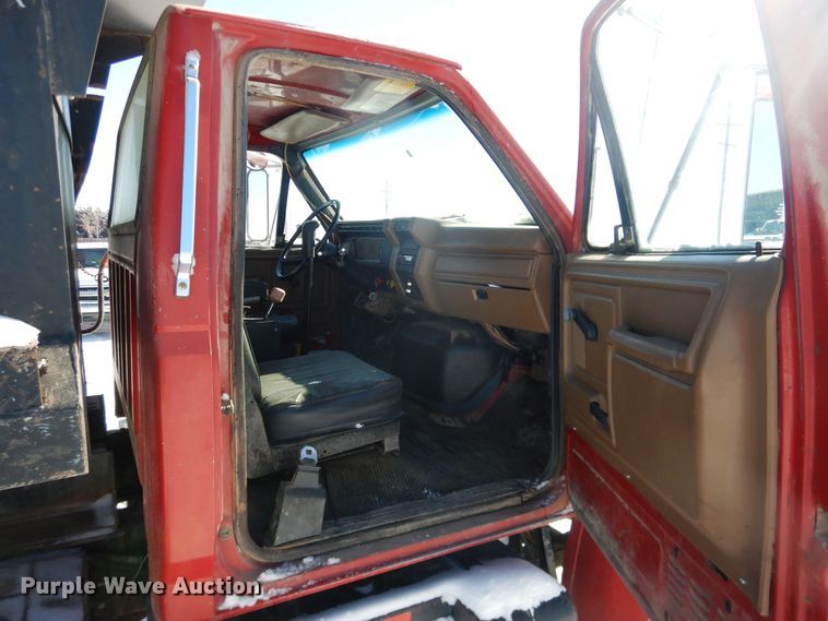 image for item DI3689 1989 Ford F900  dump truck