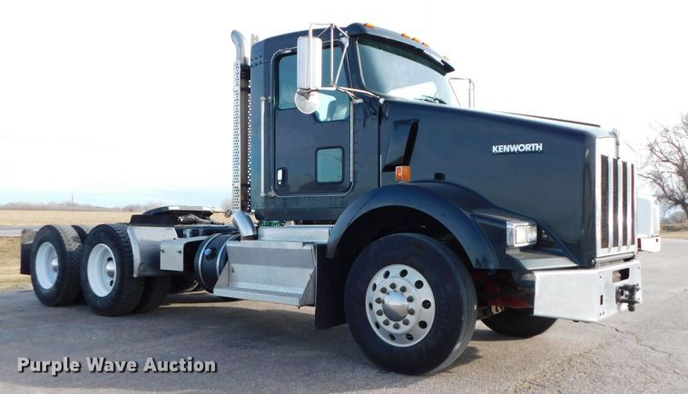 image for item DJ5931 2013 Kenworth T800  semi truck