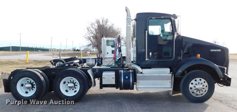 image for item DJ5931 2013 Kenworth T800  semi truck