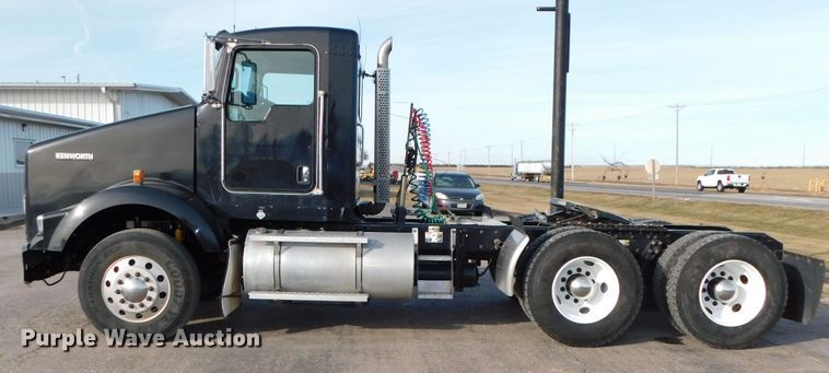 image for item DJ5931 2013 Kenworth T800  semi truck