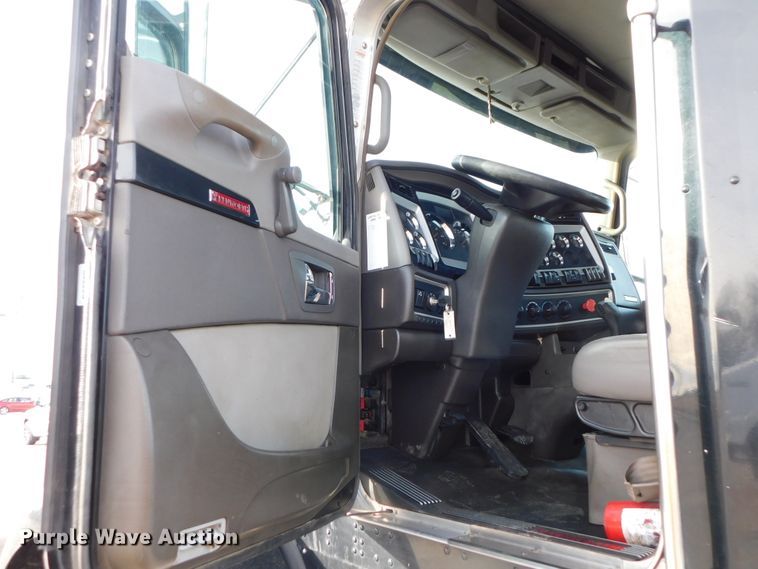 image for item DJ5931 2013 Kenworth T800  semi truck