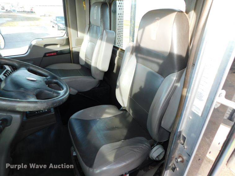 image for item DJ5931 2013 Kenworth T800  semi truck