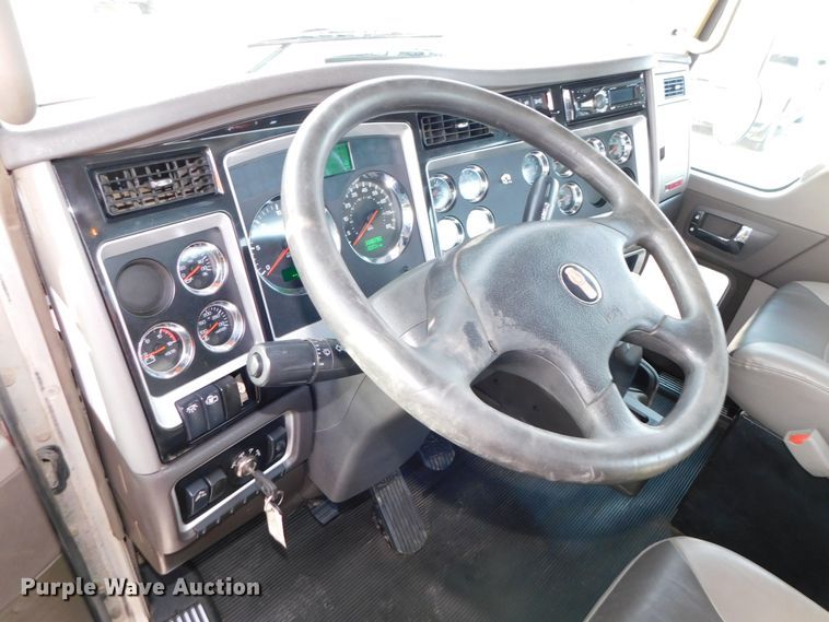 image for item DJ5931 2013 Kenworth T800  semi truck