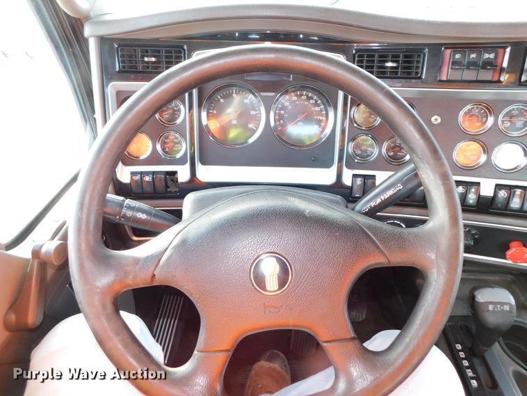 image for item DJ5931 2013 Kenworth T800  semi truck