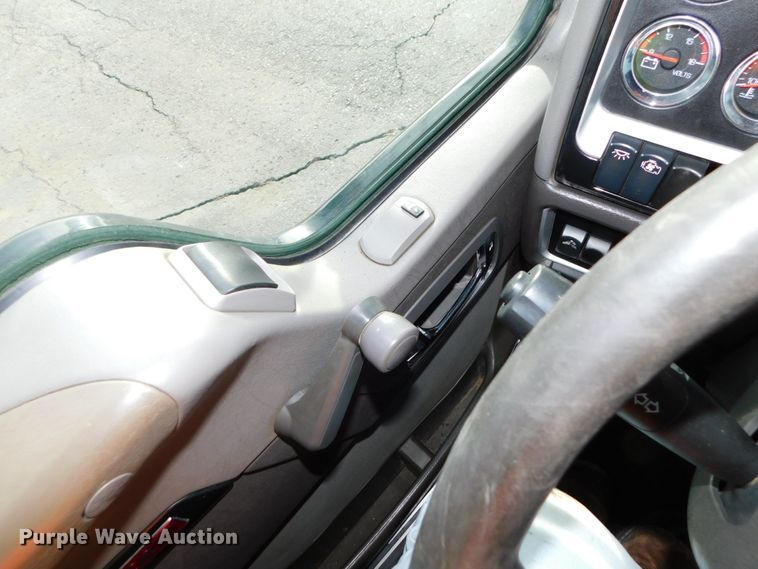 image for item DJ5931 2013 Kenworth T800  semi truck