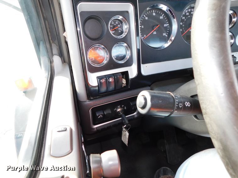 image for item DJ5931 2013 Kenworth T800  semi truck