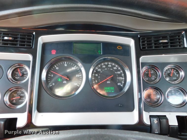 image for item DJ5931 2013 Kenworth T800  semi truck