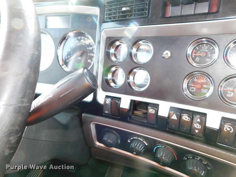 image for item DJ5931 2013 Kenworth T800  semi truck