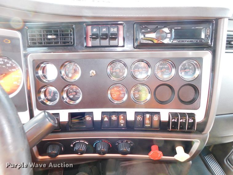 image for item DJ5931 2013 Kenworth T800  semi truck