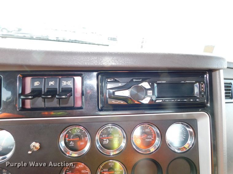 image for item DJ5931 2013 Kenworth T800  semi truck