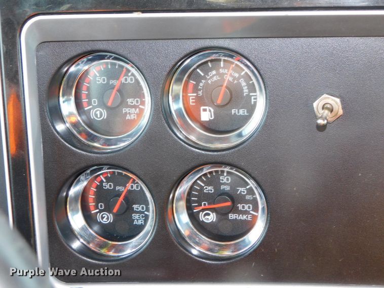 image for item DJ5931 2013 Kenworth T800  semi truck