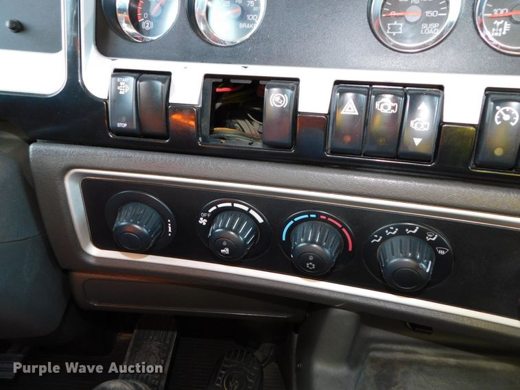 image for item DJ5931 2013 Kenworth T800  semi truck