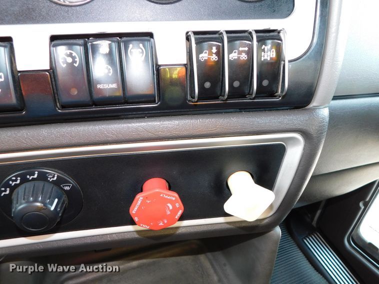 image for item DJ5931 2013 Kenworth T800  semi truck