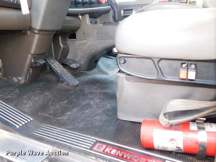 image for item DJ5931 2013 Kenworth T800  semi truck