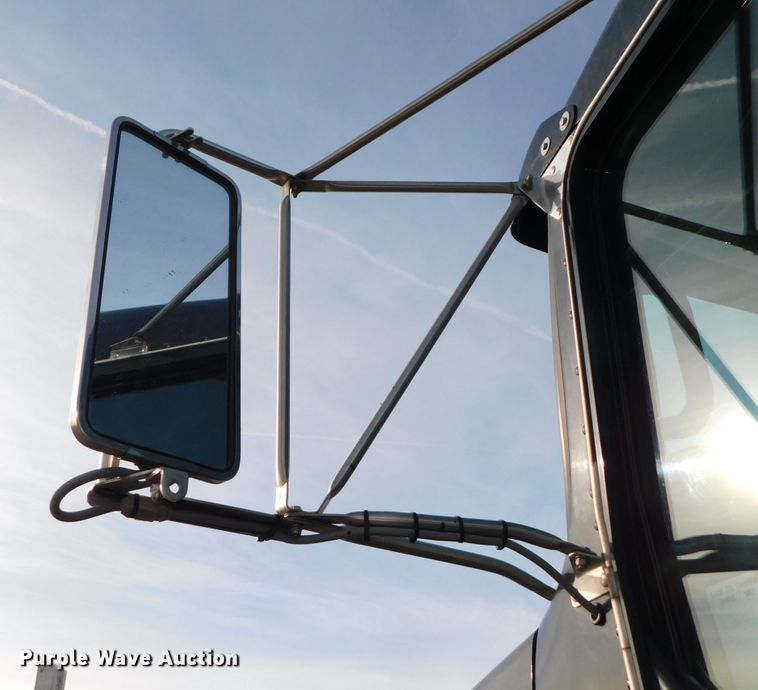 image for item DJ5931 2013 Kenworth T800  semi truck