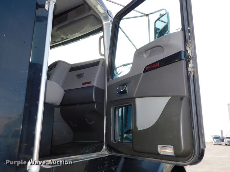 image for item DJ5931 2013 Kenworth T800  semi truck