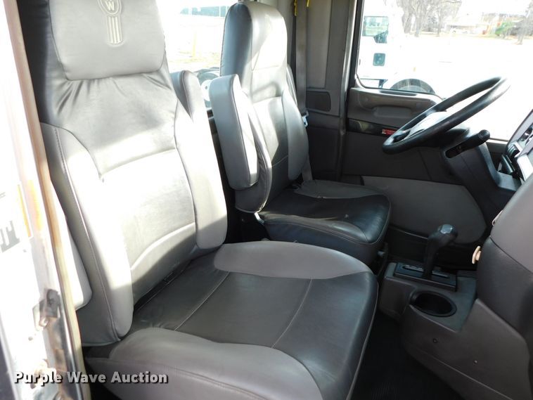 image for item DJ5931 2013 Kenworth T800  semi truck