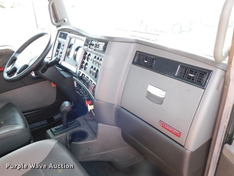 image for item DJ5931 2013 Kenworth T800  semi truck