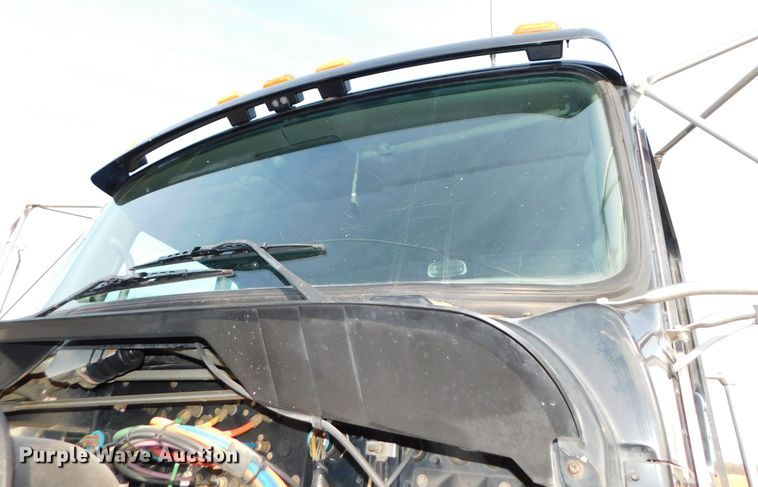 image for item DJ5931 2013 Kenworth T800  semi truck