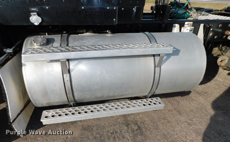 image for item DJ5931 2013 Kenworth T800  semi truck