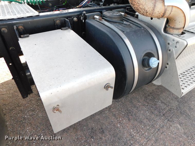 image for item DJ5931 2013 Kenworth T800  semi truck