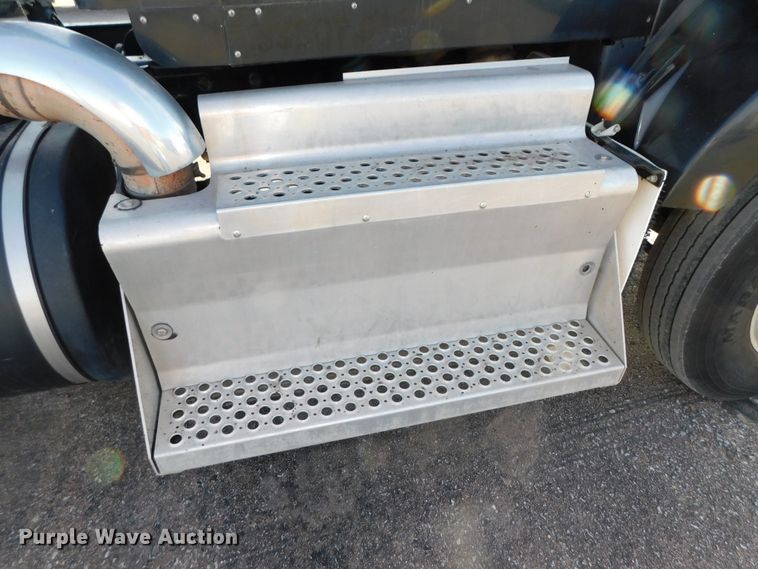 image for item DJ5931 2013 Kenworth T800  semi truck