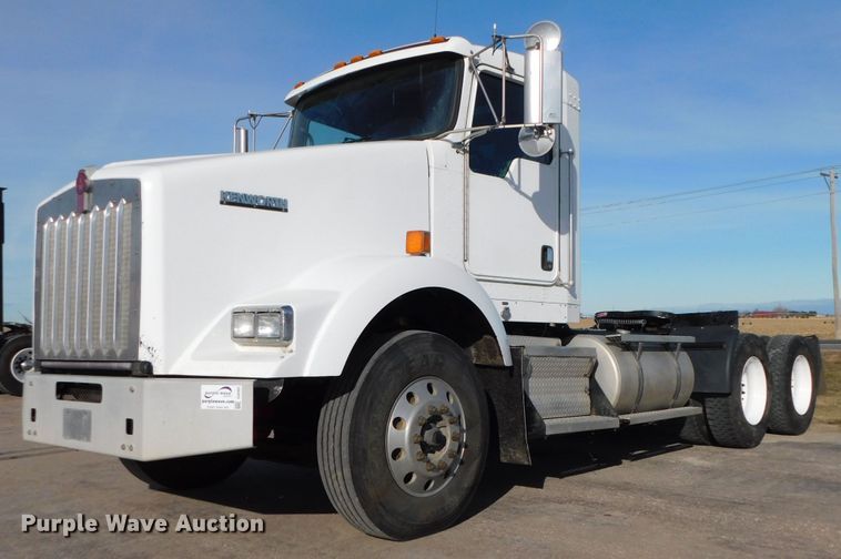 image for item DJ5932 2013 Kenworth T800  semi truck