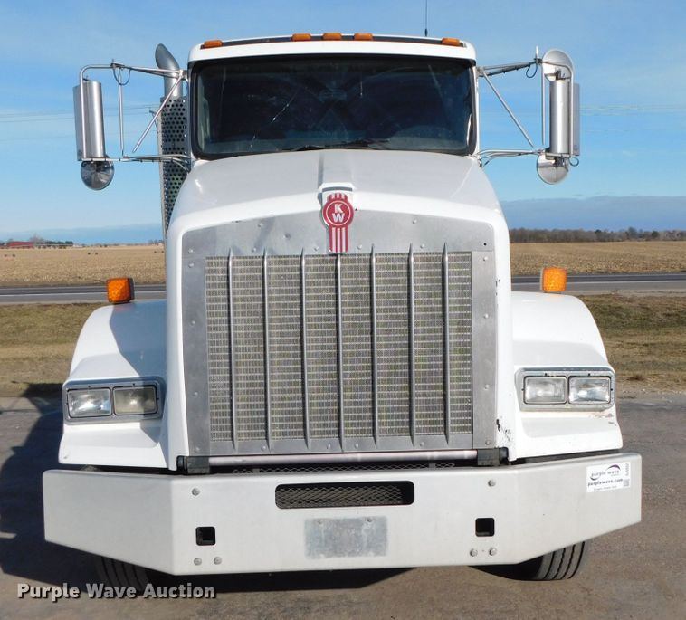 image for item DJ5932 2013 Kenworth T800  semi truck
