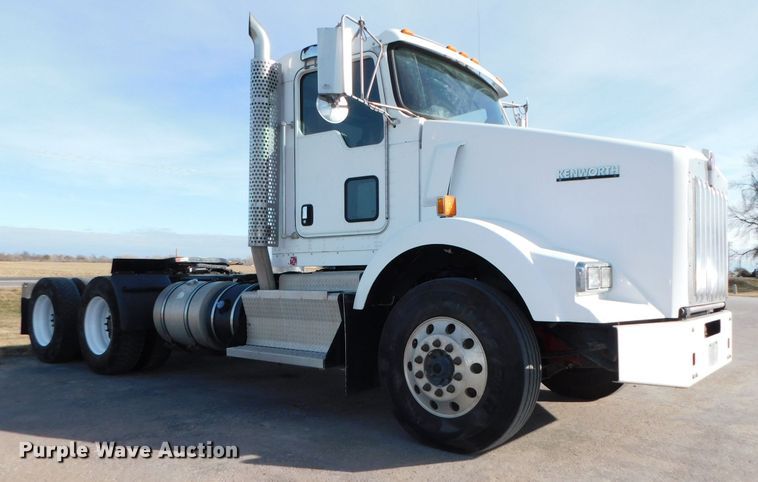 image for item DJ5932 2013 Kenworth T800  semi truck