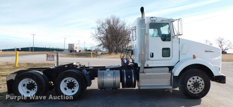 image for item DJ5932 2013 Kenworth T800  semi truck