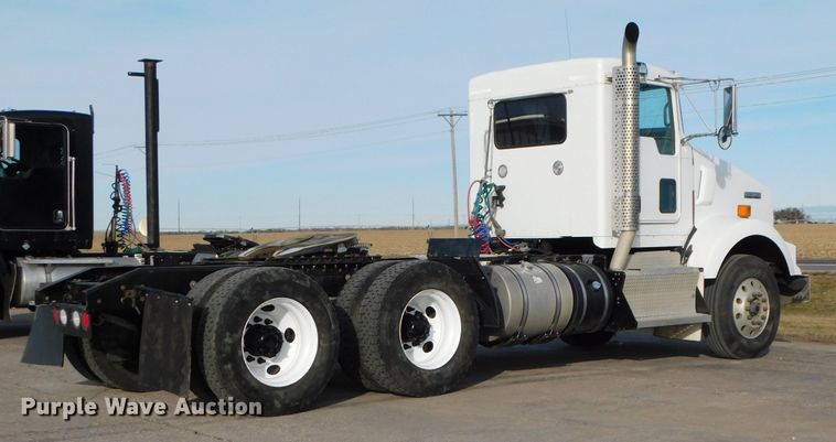 image for item DJ5932 2013 Kenworth T800  semi truck