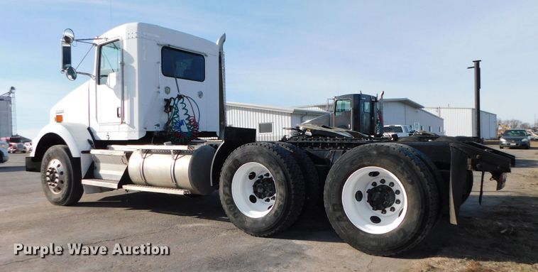 image for item DJ5932 2013 Kenworth T800  semi truck