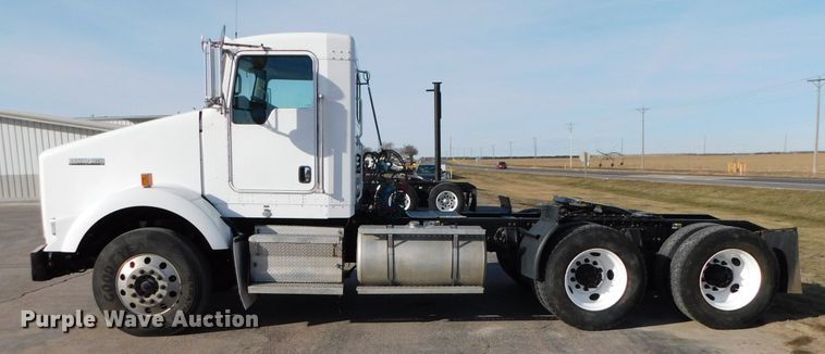 image for item DJ5932 2013 Kenworth T800  semi truck